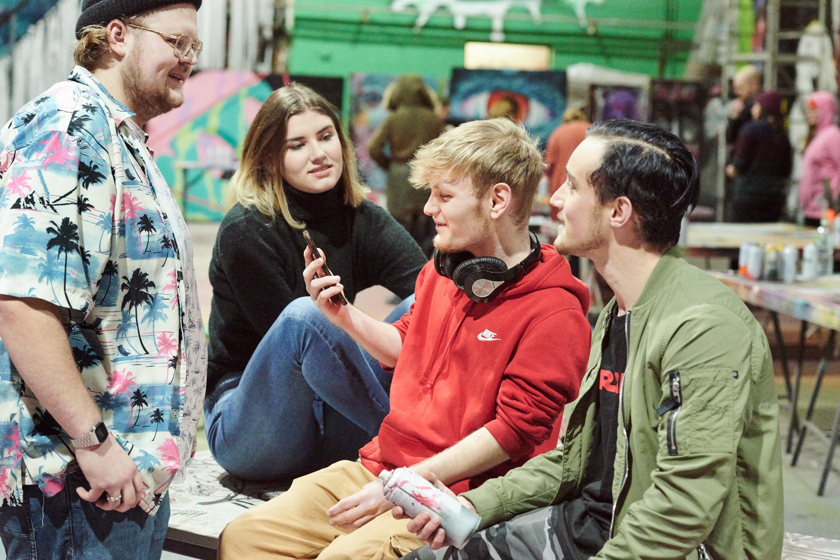 Vier Careleaver unterhalten sich während des Graffitiworkshops in Berlin