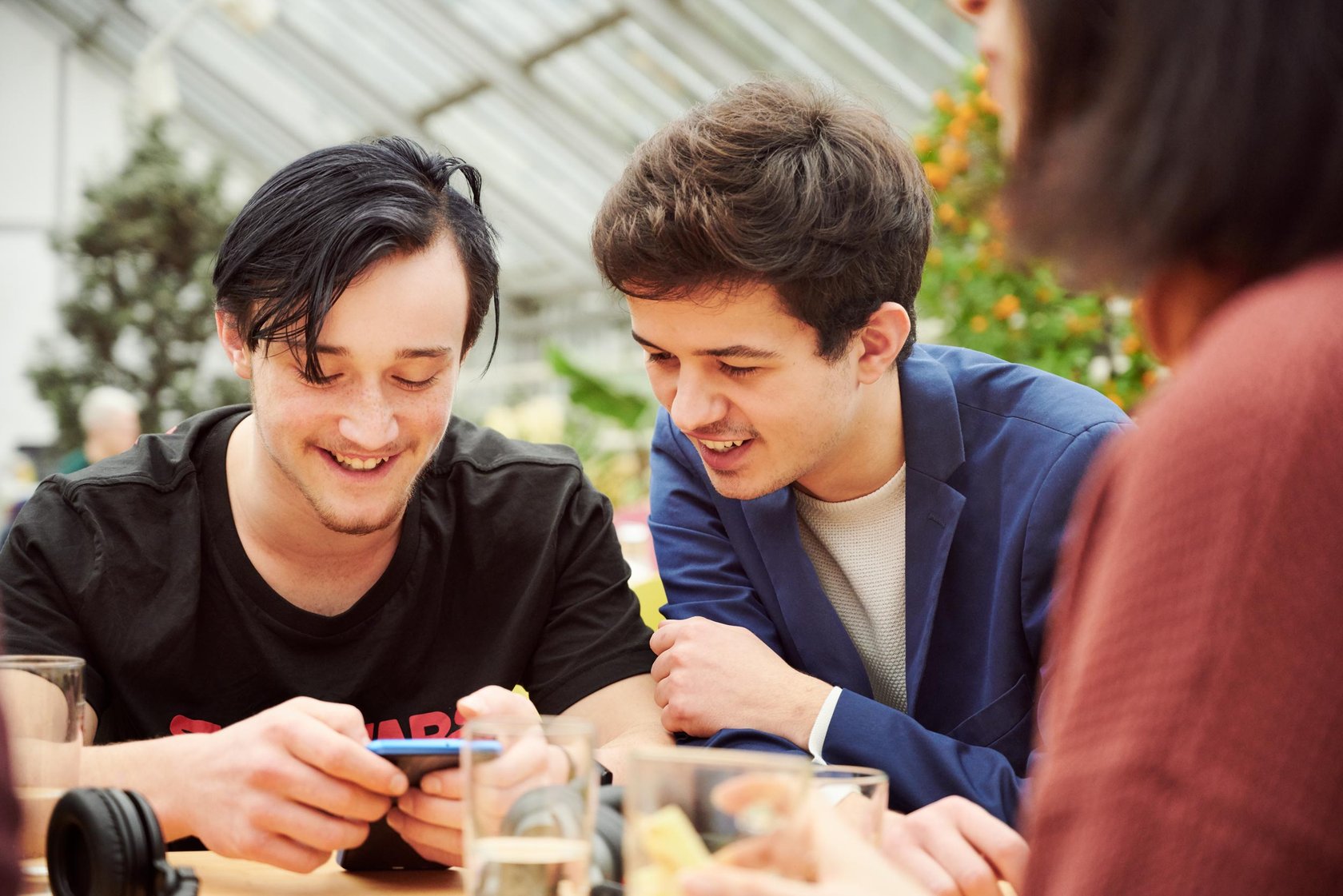 Zwei Jungs schauen auf ein Smartphone und lachen