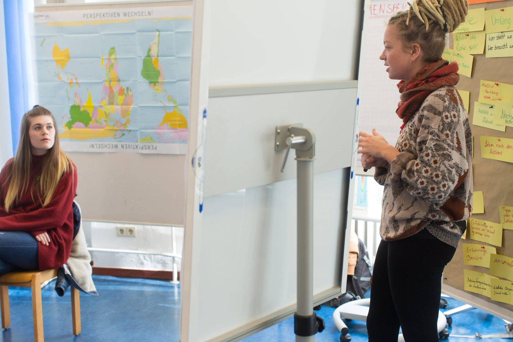 Alina Kierek von Careleaver Weltweit trägt während eines Workshops vor